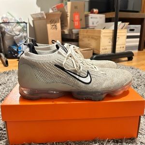 Men’s size 11 Nike air vapormax 2021 flynit monochrome